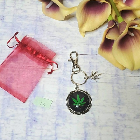 Handmade Leaf Keychain - Picture 1 of 4
